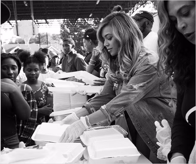 Beyonce đi từ thiện ở vùng chịu ảnh hưởng của bão Harvey.