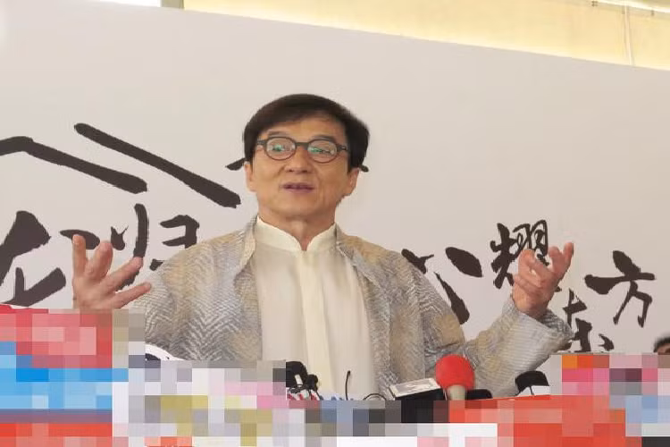 Thành Long mới sắm máy bay triệu USD nhưng không chu cấp cho con gái nhiều năm qua.