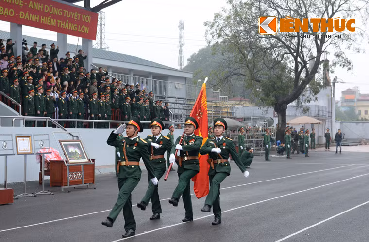  Binh chủng Đặc công được thành lập ngày 19/3/1967. Chủ tịch Hồ Chí Minh, Thủ tướng Phạm Văn Đồng, Đại tướng Võ Nguyên Giáp thay mặt Đảng, Nhà nước, Quân đội đến xem bộ đội trình diễn kỹ thuật, chiến thuật và công bố thành lập Binh chủng Đặc công. Trong ảnh: Tổ rước quân kỳ khối sĩ quan Đặc công tham gia diễu binh.