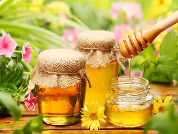 Mật ong: Bạn có thể tự tạo cho mình dung dịch tẩy trang tự nhiên bằng cách trộn đều một nhúm banking soda, nửa thìa cà phê dầu hạnh nhân và nửa thìa cà phê mật ong. Dung dịch này không chỉ tẩy rửa nhanh mỹ phẩm mà còn giữ ẩm cho da rất hiệu quả. 