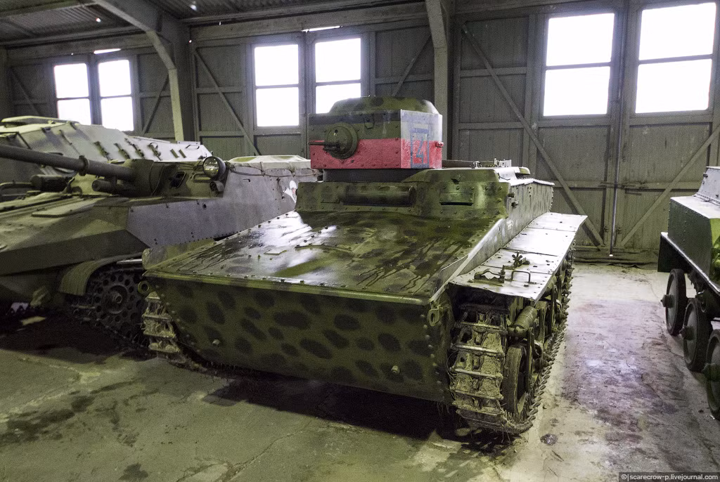 Xe tăng lội nước T-37A tham gia chiến đấu chống quân phát xít ngay giai đoạn đầu Chiến tranh Vệ quốc. Xe nặng 3,2 tấn, bọc giáp dày 3-9mm, trang bị đại liên 7,62mm DT.