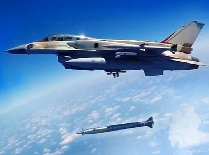 Hướng tấn công mới có lẽ đã khiến lực lượng phòng không Syria tương đối bất ngờ, tuy nhiên họ cũng kịp phóng tên lửa để đánh chặn cuộc tấn công trên của Israel.