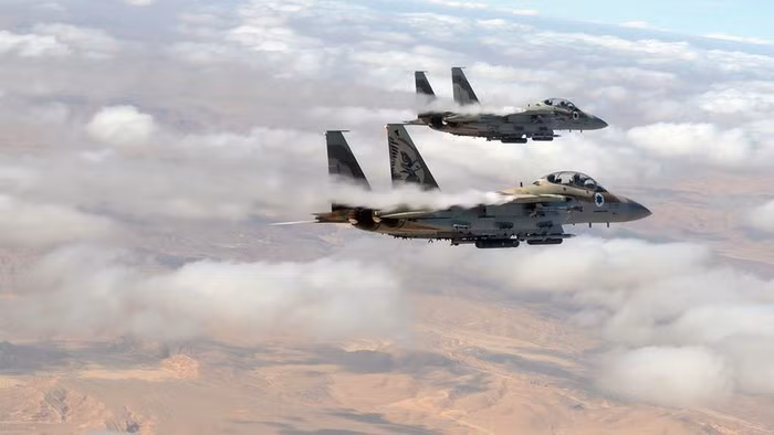 Phát ngôn viên quân đội Israel, ông Jonathan Conricus cho biết: 3 tay súng do Iran hậu thuẫn có thể đã thương vong, ngoài ra còn nhiều cơ sở hạ tầng đã bị phá hủy.