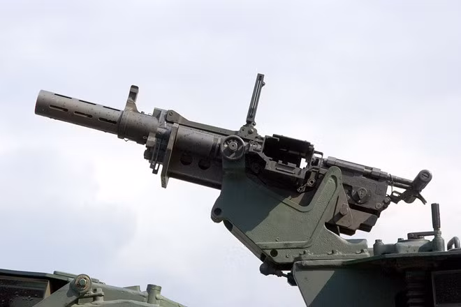 Type-96 40 mm do công ty Howa phát triển và đưa vào sử dụng trong lực lượng Phòng vệ Nhật Bản từ năm 1996. Loại súng phóng lựu liên thanh này là vũ khí chủ lực của xe thiết giáp chở quân Type-96 APC. Type-96 sử dụng cỡ đạn 40 mm cơ số 50 viên đựng trong hộp kim loại hình chữ nhật. Nó có tốc độ bắn tối đa 250-350 viên/phút, tầm bắn tối đa 1.500 mét. Ảnh: Wikipedia