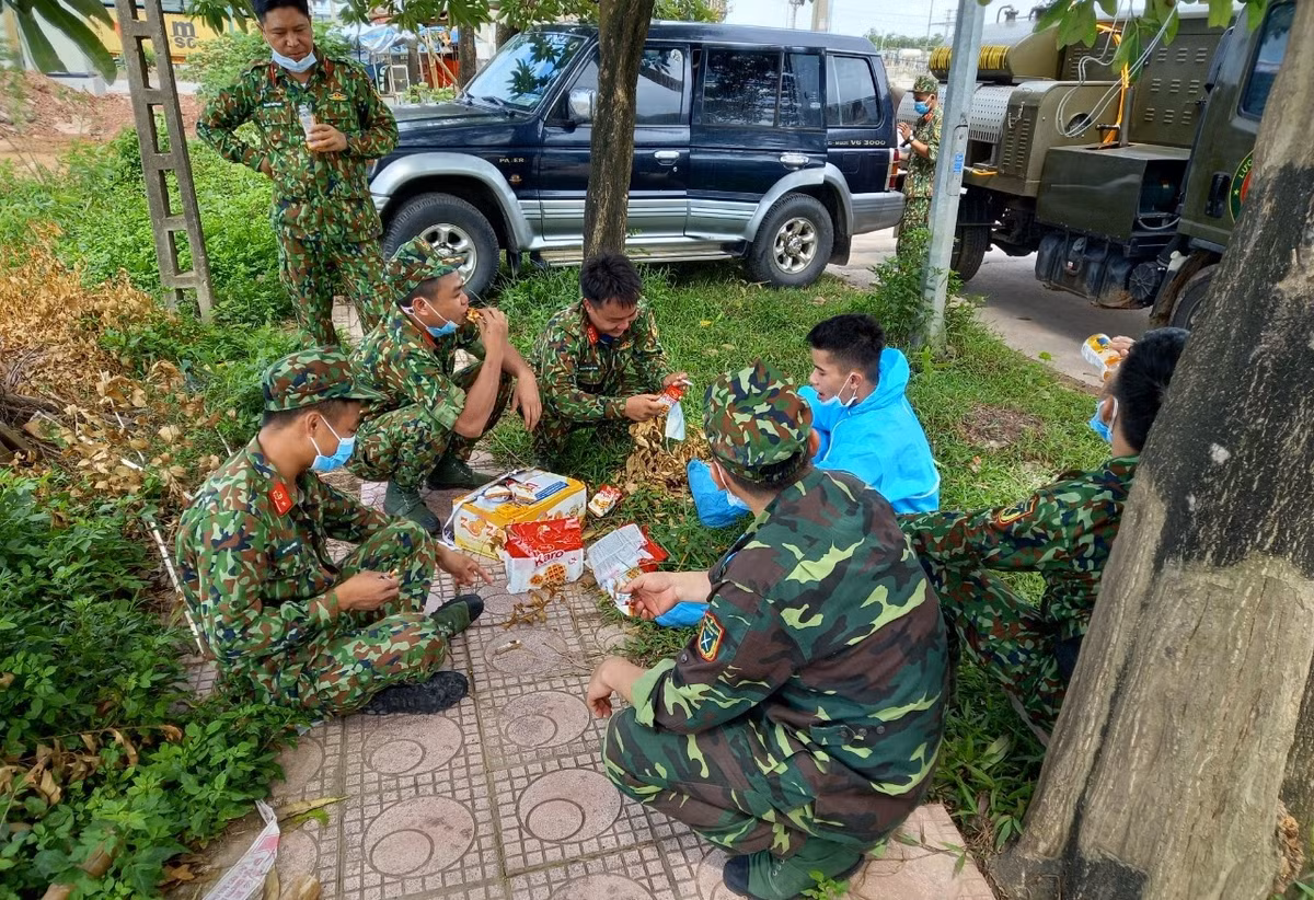 Phút nghỉ ngơi của các cán bộ, chiến sỹ làm nhiệm vụ khử khuẩn ngõ ngách 4 huyện Bắc Giang.