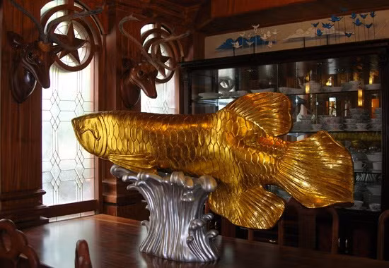 Bên trong căn biệt thự xa hoa của nữ đại gia Diệu Hiền trưng bày nhiều vật phẩm phong thủy như: cá chép hóa long, tứ mã,… Các chuyên gia phong thủy nhận định, tất cả những đồ này đều hàm ý mang lại may mắn, sự gia tăng về tiền tài và thăng quan tiến chức. Ảnh: Internet.