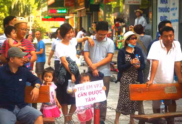 Cả người già và trẻ nhỏ đều tham giatuần hành.