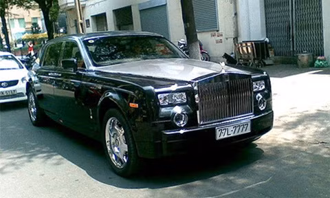 Để có chiếc xe này, bà Diệp đã phải bỏ ra 2,3 triệu USD, trong đó giá tiền đặt mua xe gần 1 triệu USD, còn 1,3 triệu USD là tiền các loại thuế. Sau đó, bà Diệp còn gây choáng khi sở hữu biển số siêu độc 77L-7777. Ảnh: Vietnamnet.