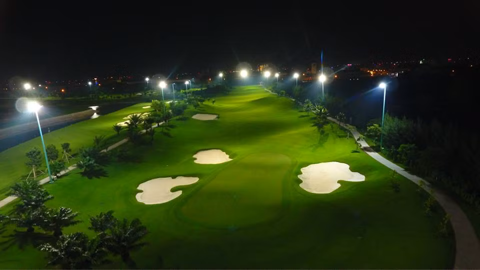 Trung bình mỗi ngày có hàng trăm tay golf đến đây chơi và đều phải đặt lịch từ trước. Số caddy làm việc tại đây cũng lên đến hàng trăm người. Ảnh: FB Sân Golf Tân Sơn Nhất - Tan Son Nhat Golf Course.