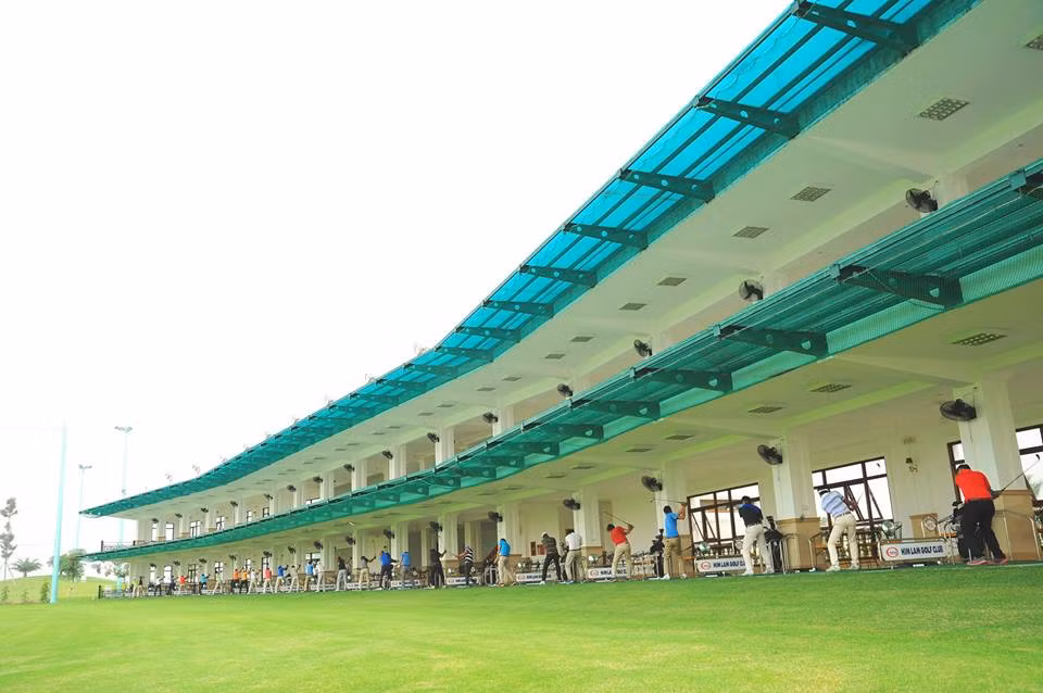 Được biết, cụm sân golf Tân Sơn Nhất có quy mô lên tới 157 ha với bốn sân A, B, C và D. Riêng một phần sân A nằm phía đường Quang Trung, quận Gò Vấp; ba sân còn lại đều tiếp giáp với sân bay. Ảnh: FB Sân Golf Tân Sơn Nhất - Tan Son Nhat Golf Course.