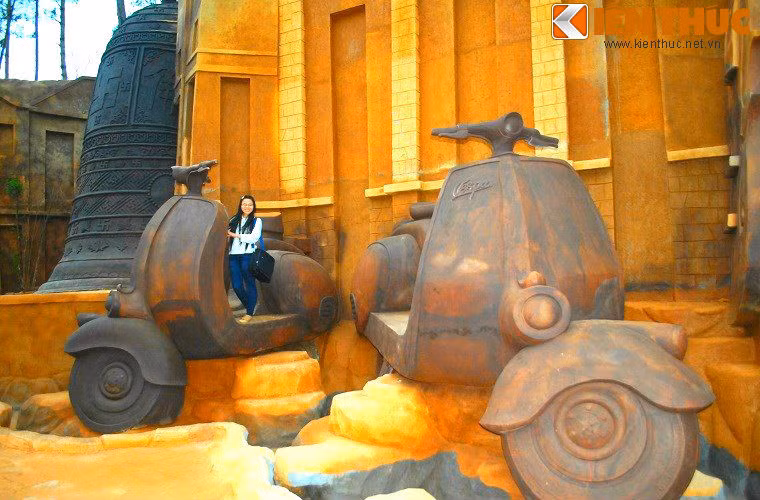 Ngôi nhà đất sét nằm ở vị trí hướng tầm nhìn ra bờ hồ và bốn bức tường nhà là những hình ảnh về thiên nhiên và tình yêu dành cho Đà Lạt. Đặc biệt nhất là hình ảnh Trường Sa, Hoàng Sa xuất hiện trên mái nhà như một cách nhắc nhở du khách về chủ quyền lãnh thổ. Nội thất bên trong căn nhà khá đầy đủ từ bàn ghế, bồn tắm, chậu rửa mặt và tất cả đều được làm từ đất sét. Căn nhà này được làm ra với mục đích sinh hoạt bình thường chứ không chỉ là nơi để khách đến tham quan.