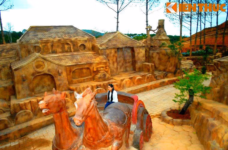 Trong công trình đặc biệt này, nổi bật nhất chính là ngôi nhà đã được Trung tâm sách kỷ lục VN xác nhận 2 kỷ lục: ngôi nhà bằng đất đỏ bazan không nung có mái đắp nổi hình bản đồ Việt Nam đầu tiên và có diện tích lớn nhất; ngôi nhà đấtđỏ bazan không nung đầu tiên và có phong cách độc đáo nhất.