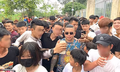 Ngày 18/4, TAND TP Bắc Ninh đưa Dương Minh Tuyền (31 tuổi, ở phường Kinh Bắc) ra xét xử và tuyên phạt 32 tháng tù đối với anh này về các tội Gây rối trật tự công cộng và Hủy hoại tài sản.