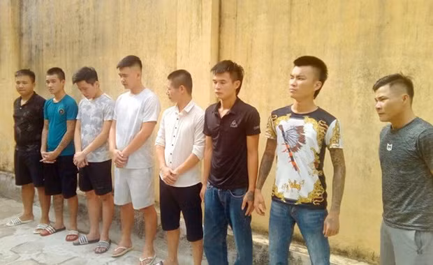 Đối với các tiểu thương đến thu mua sò, ngao tại bến thuyền trên địa bàn phường Quảng Châu, Long ép buộc các tiểu thương và lái xe phải nộp 1.000 đồng/kg. Nếu ai không nghe theo sẽ bị bọn chúng tìm cách gây sự, hành hung.