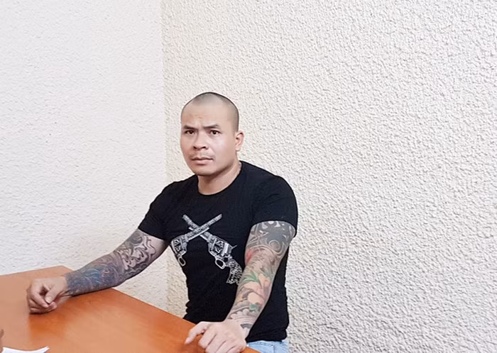 Đầu tháng 4/2019, Nhân đã quy tụ các đàn em và gọi đối tượng Quang “Rambo” để đi đòi nợ. Trong đó, Nhân cùng các đối tượng trong nhóm của Nhân là Nguyễn Văn Huy, Nguyễn Xuân Linh, Nguyễn Văn Khánh (Trú tại Sóc Sơn, Hà Nội)... cùng nhóm Quang “Rambo”; Dũng “râu” và một số đối tượng khác nhiều lần đến Công ty trên địa bàn Hà Đông, Hà Nội tìm gặp giám đốc để đòi tiền nợ.