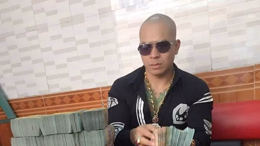 Quang có quan hệ thân thiết với nhóm Nguyễn Văn Dũng (tức Dũng “trọc”), Bùi Xuân Huấn (tức Huấn “hoa hồng”), Ngô Bá Khá (tức Khá “bảnh”)... Các đối tượng này thường xuyên lên mạng xã hội livestream những hình ảnh xăm trổ, đầu trọc, đeo kính đen, đeo dây chuyền, nhẫn to, khoe tiền... gây ảnh hưởng xấu trong xã hội, nhất là với giới trẻ.