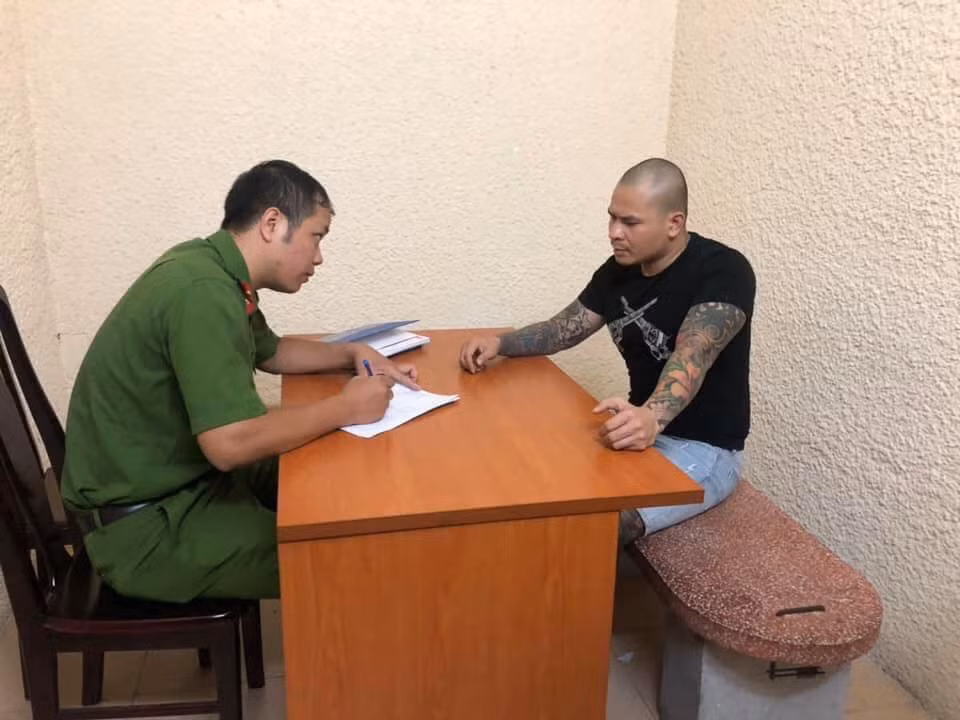 Ngoài ra, công an cũng tạm giữ 4 đối tượng khác gồm: Nguyễn Đức Nhân (trú tại quận Long Biên, TP Hà Nội); Đỗ Văn Thịnh; Nguyễn Văn Huy (trú tại quận Nam Từ Liêm, TP Hà Nội) và Nguyễn Xuân Linh (trú tại TP Vinh, tỉnh Nghệ An).