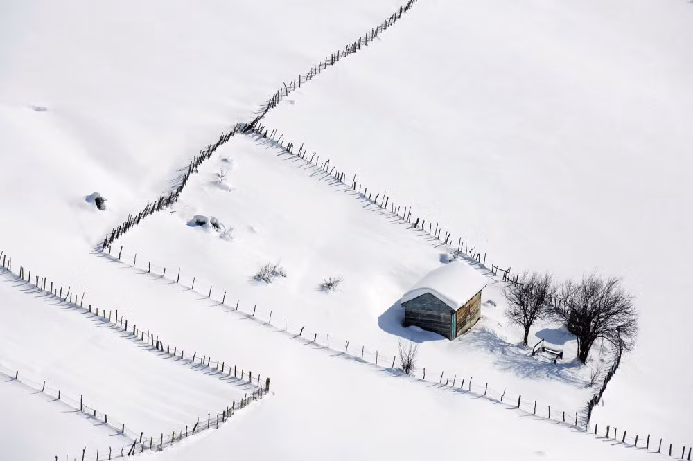 Một mái nhà tranh giữa vùng tuyết trắng xóa ở dãy núi Talysh, Iran. Vào mỗi mùa đông ở Iran với tuyết phủ trắng xóa, những người dân làng sống ở dãy núi Talysh, cách Thủ đô Tehran chừng 430 km theo hướng đông nam, thường rời nhà họ để tìm nơi ấm áp hơn. Khi mùa xuân về, họ quay trở lại làng để trồng rau, chăn nuôi gia súc hay đón tiếp du khách. Ảnh Sputnik