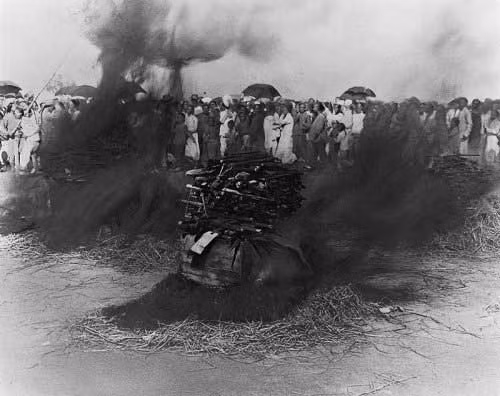 Dân chúng đổ xô ra xem cảnh tiêu hủy thuốc phiện hồi năm 1911.