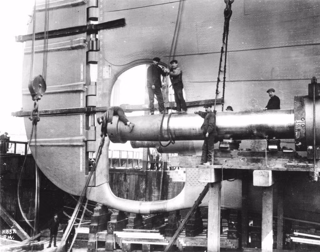 Hình ảnh hiếm hoi trong quá trình đóng con tàu Titanic xấu số. Ảnh OLD