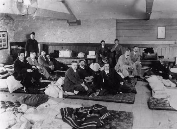 Những người sống sót trong thảm kịch Titanic trong ảnh chụp ngày 1/5/1912. Ảnh OLD