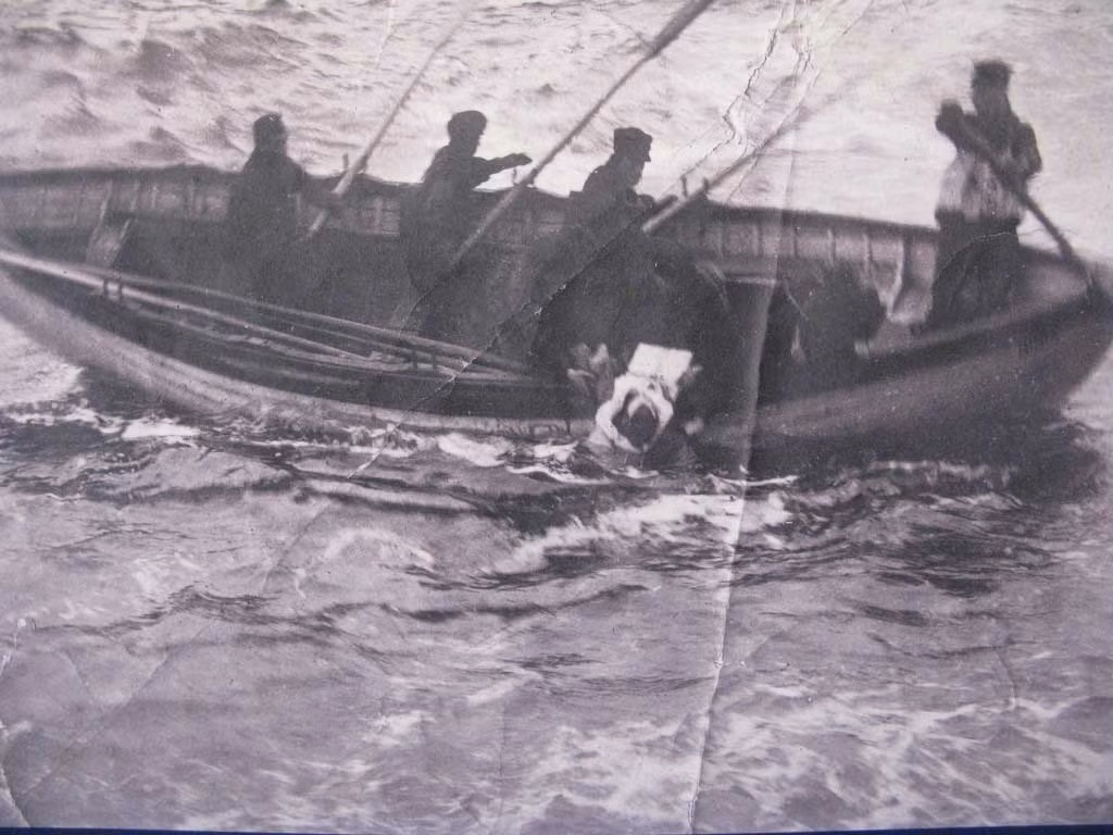 Các thành viên của con tàu Minia đang cứu một nạn nhân trong vụ chìm tàu Titanic ngày 26/4/1912. Ảnh OLD
