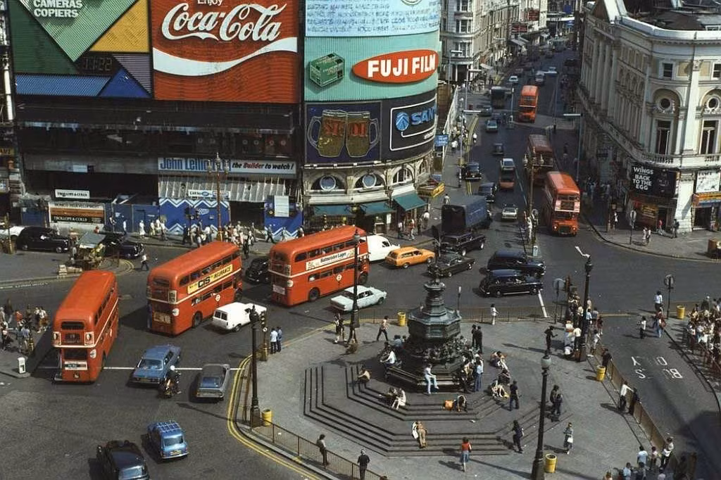 Các phương tiện giao thông di chuyển tại Rạp xiếc Piccadilly. Ảnh OLA