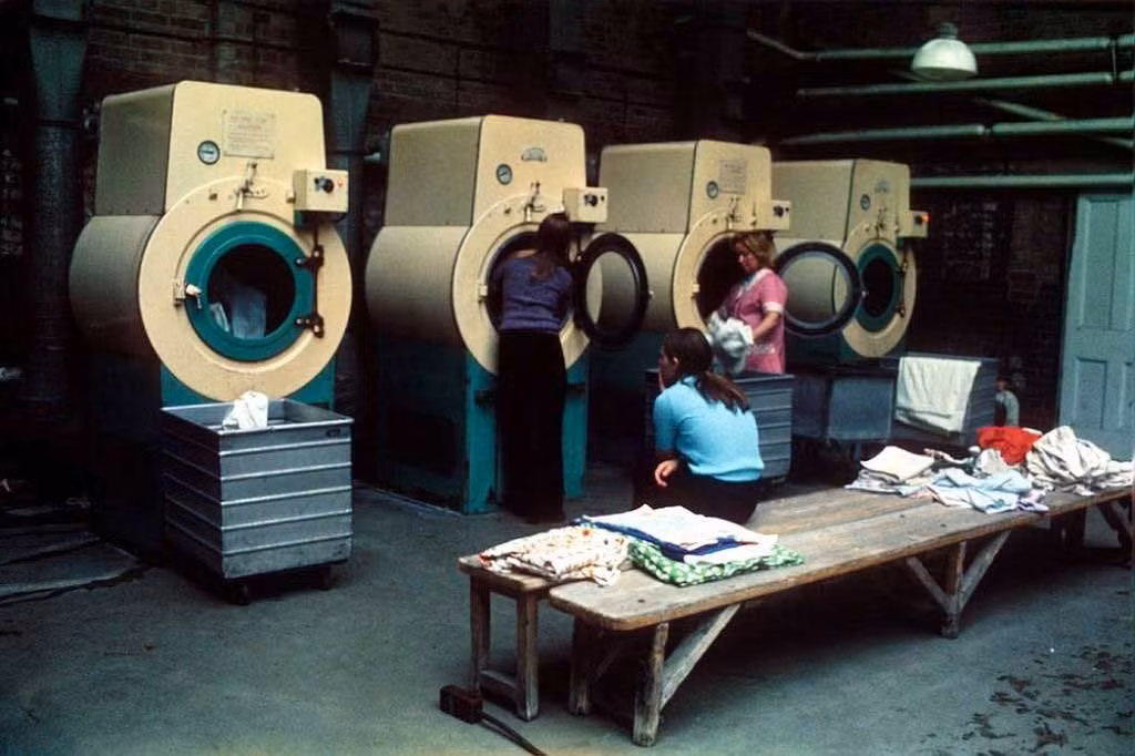 Quang cảnh bên trong một cửa hàng giặt đồ ở Kensington năm 1974. Ảnh OLA