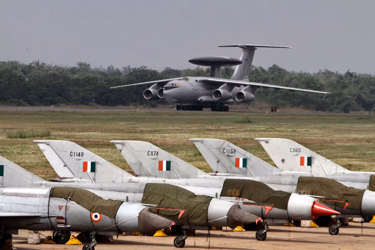 Ấn Độ còn khoảng 245 chiếc máy bay tiêm kích MiG-21 chủ yếu gồm các phiên bản: MiG-21MF Type 88, MiG-21UM Type 69 và MiG-21Bison. Dự kiến, toàn bộ số máy bay MiG-21 sẽ nghỉ hưu vào năm 2022.