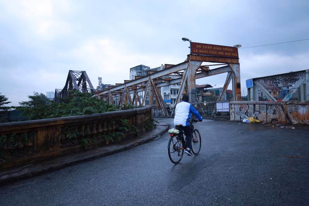 Ở khu vực cầu Long Biên quang cảnh cũng thật yên bình.