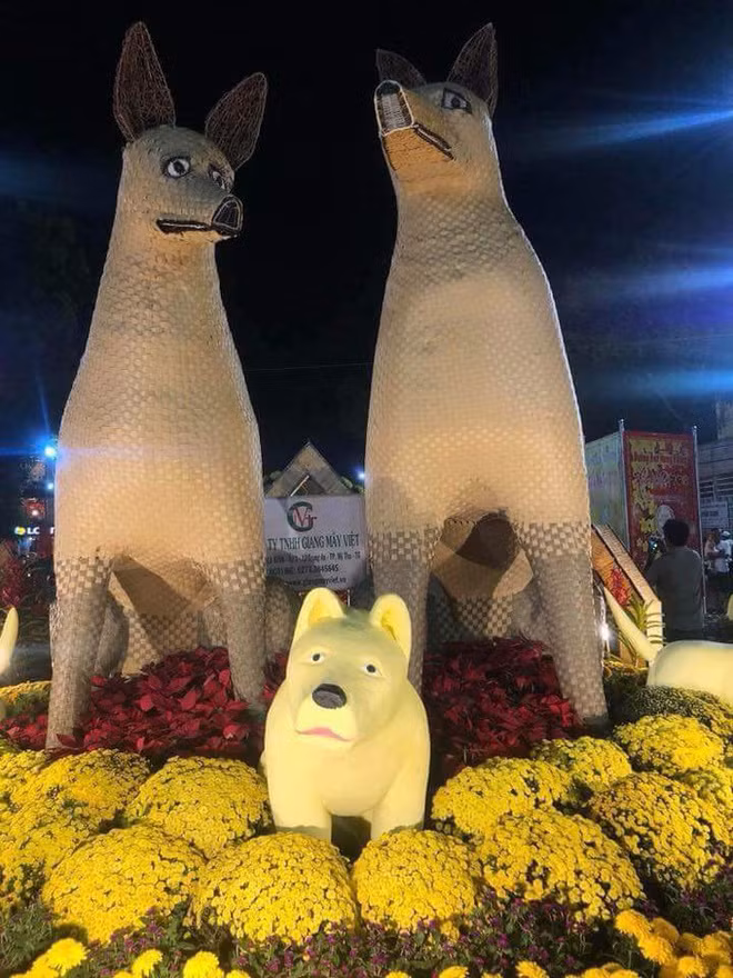 Những chú chó với biểu cảm khó hiểu ở đường hoa Hùng Vương (thành phố Mỹ Tho, tỉnh Tiền Giang) từng gây sốt mạng vào dịp Tết Mậu Tuất 2018. Đặc biệt chú chó vàng nhỏ hơn bị chê tỉ lệ không cân xứng, khiến cho tổng thể trở nên buồn cười.
