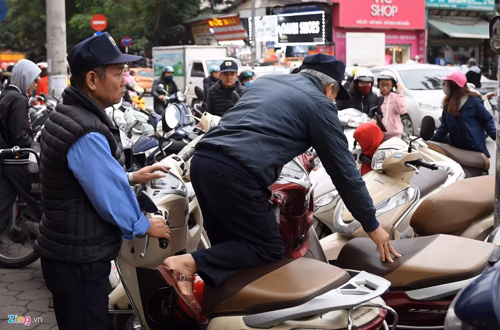 Vo mua quan ao giam gia dip Tet, chong om con ngoi ngoai duong cho-Hinh-2