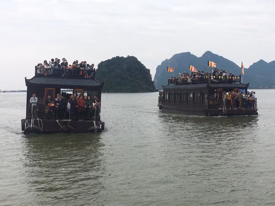 Thuyền lớn hoạt động hết công suất. Dù giá đi thuyền là 200.000 đồng/người nhưng nhiều người vẫn chấp nhận vì họ không còn lựa chọn, bởi có thời điểm nhân viên bán vé thông báo hết vé xe điện.