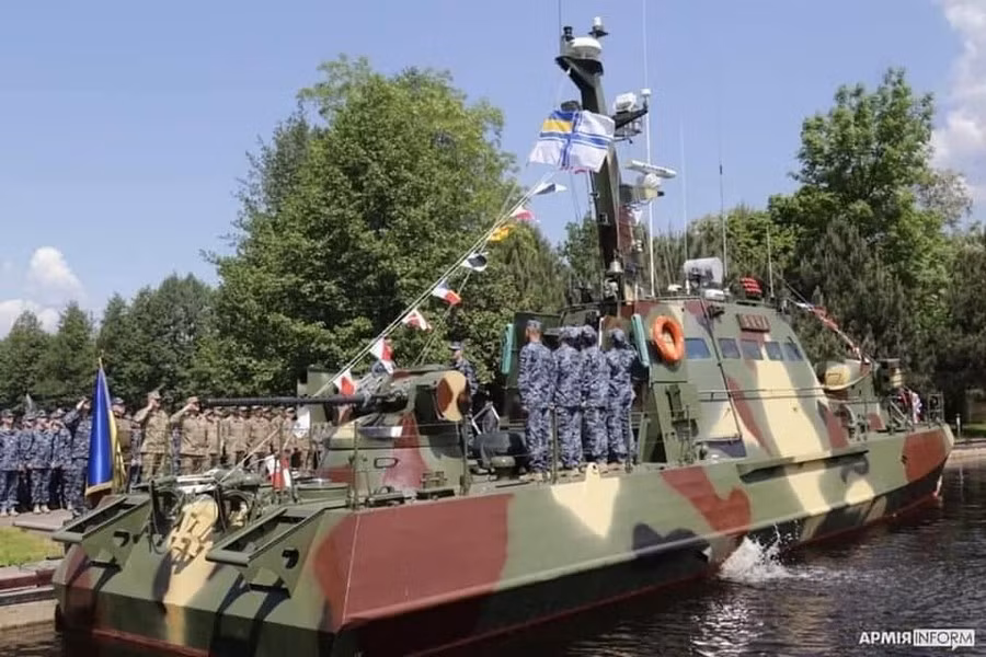 Ngay sau đó bộ đôi chiến hạm trên được đưa tới bán đảo Crimea, tại đây chúng đã được hoán cải với mục đích chống lại phương tiện không người lái cảm tử trên biển.