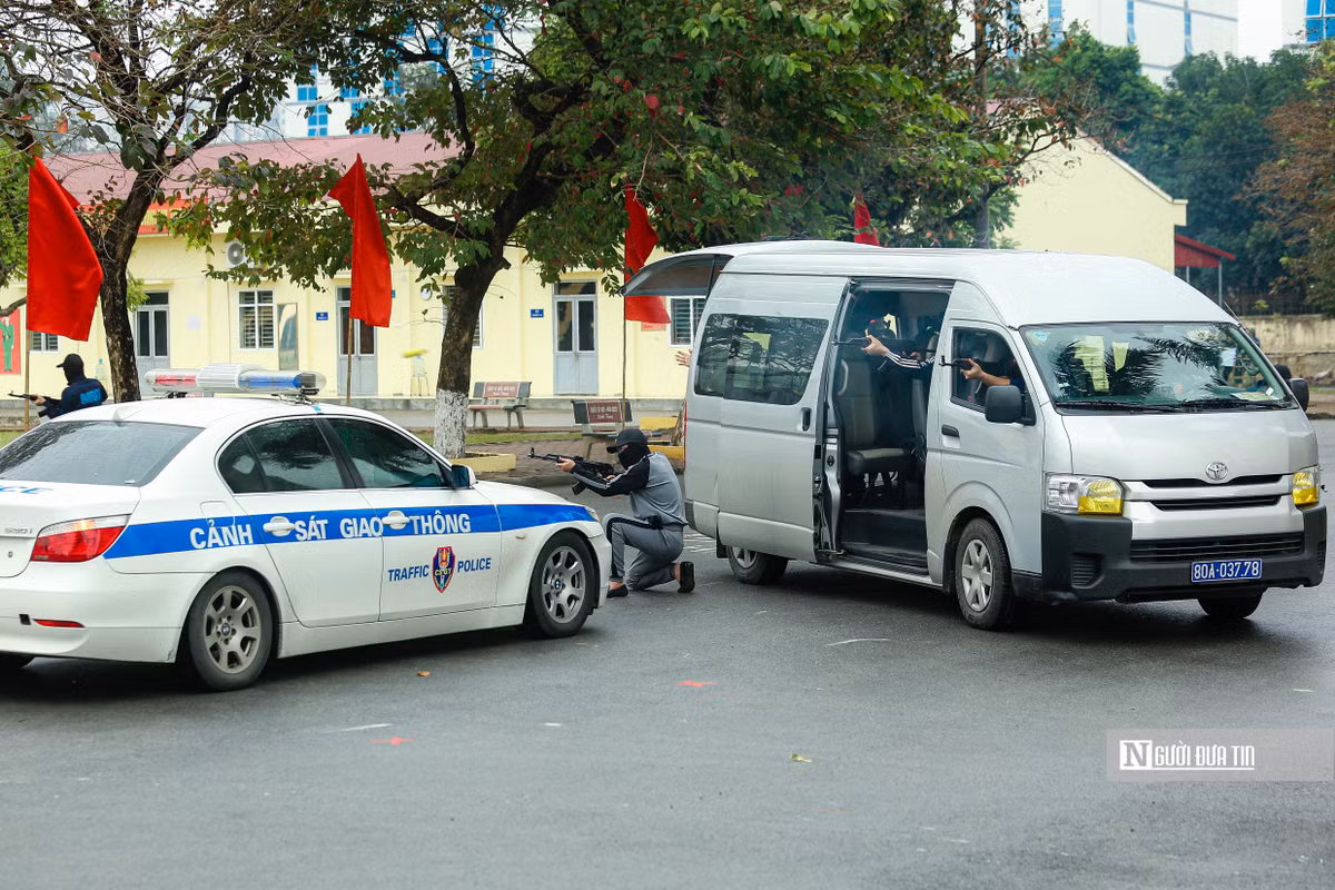 Tiếp sau đó là tình huống giả định xử lý tình huống bảo vệ Đặc phái viên của Liên Hợp Quốc dự sự kiện và bị khủng bố tấn công.