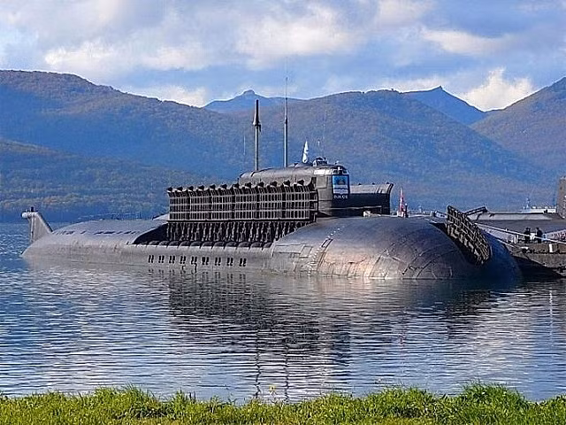 Việc xuất hiện hệ thống vũ khí như Poseidon của Nga đã khiến các chuyên gia quân sự phương Tây lo ngại. Trong bài viết có tiêu đề “Nga đang chế tạo tàu ngầm có khả năng gây ra ‘sóng thần phóng xạ’ trên đại dương”, tạp chí quân sự Mỹ The National Interest viết, “thay vì đánh trực tiếp triệt hạ mục tiêu, sẽ tạo ra một vụ nổ dưới nước gây trận sóng thần phóng xạ có thể phá hủy các thành phố ven biển và các chủ thể cơ sở hạ tầng khác ở sâu trong đất liền đến mấy km,.. Poseidon còn có thể ém mình ở ngoài khơi đối phương hàng tuần để chuẩn bị cho đòn tấn công phối hợp”. Ảnh: RT.