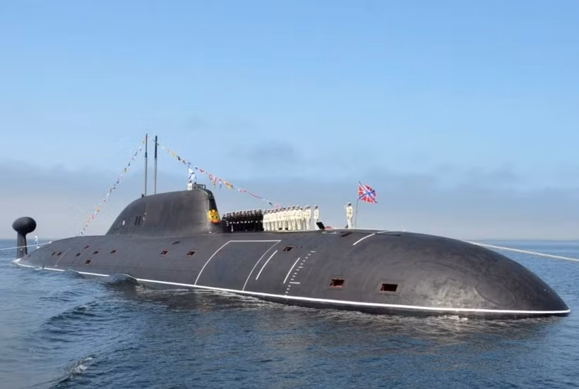 Belgorod có thể thực hiện nhiều nhiệm vụ khác nhau như tấn công hạt nhân, nghiên cứu, thử nghiệm thiết bị nghiên cứu mới, và cứu hộ cứu nạn. Tàu ngầm này đã thực hiện thành công một loạt vụ phóng thử nghiệm ngư lôi Poseidon vào tháng 1 năm ngoái. Các cuộc thử nghiệm đã chứng minh được hiệu suất của tàu ngầm ở các độ sâu khác nhau. Ảnh: Sputnik.