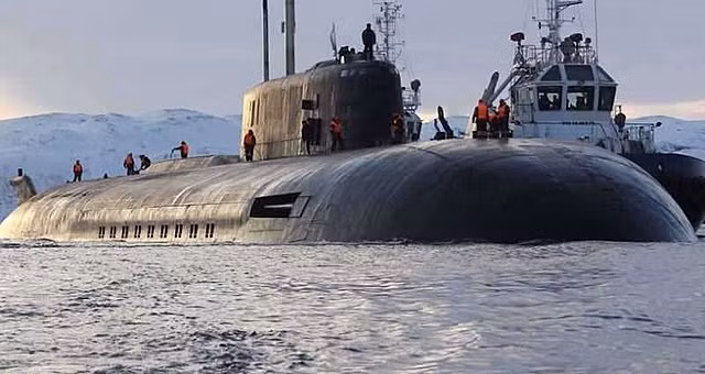 Tàu ngầm Belgorod có chiều dài 184m, rộng 18,2m, lượng choán nước dưới ngầm gần 24.000 tấn, tốc độ hành tiến lên đến 32 hải lý/giờ, độ sâu lặn đến 510 m, là tàu ngầm dài nhất đại dương hiện nay, thậm chí còn dài hơn cả tàu ngầm mang tên lửa đạn đạo dẫn đường lớp Ohio của Hải quân Mỹ, có chiều dài 171 m. Nó có thể hoạt động dưới nước khoảng 4 tháng. Ảnh: Mil.ru.