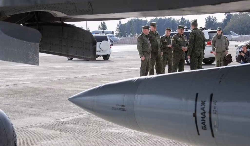 Vấn đề đối với các đồng minh phương Tây của Ukraine là phần lớn pháo binh và thiết giáp của Kyiv vẫn sử dụng cỡ đạn cũ của Liên Xô. Do vậy họ gặp khó khăn trong việc tìm kiếm nguồn đạn 152 mm và 125 mm vì chúng thường không được phương Tây sản xuất.