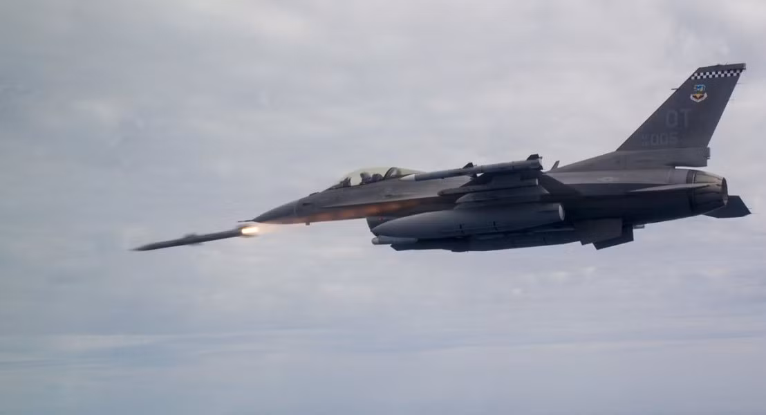 Tức là trong vụ việc nói trên, nếu không phải máy bay A-50 AWACS đã bị chính hệ thống phòng không S-400 của Nga bắn nhầm thì cự ly phát hiện mục tiêu thực tế của nó thấp hơn rất nhiều, dẫn tới việc đi vào tầm bắn của tên lửa đối phương, bất kể đó là do F-16 hay Patriot đã khai hỏa.