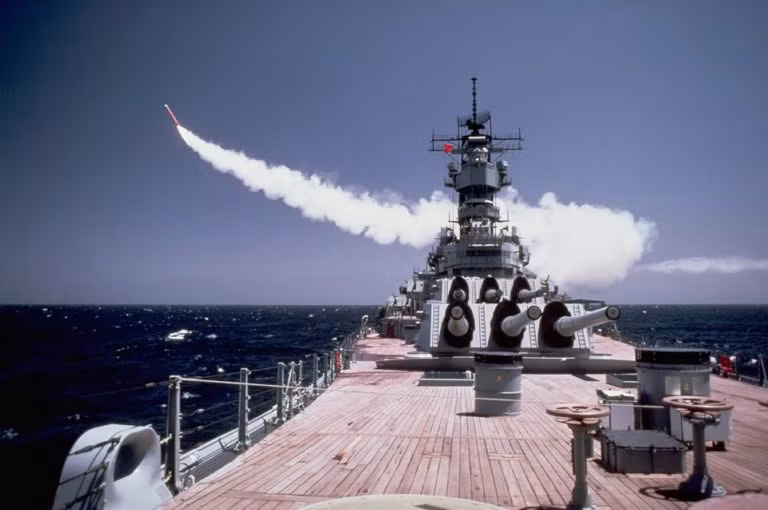 Tomahawk có nhiều cấu hình khác nhau xét về hỏa lực, bao gồm biến thể thông thường với đầu đạn nổ mạnh 450kg hoặc đạn chùm. Trong biến thể hạt nhân, các tên lửa hiện mang W80 - đầu đạn hạt nhân hai giai đoạn có năng suất thấp đến trung bình với hỏa lực nổ từ 5-150 kiloton. Ảnh: CORBIS.