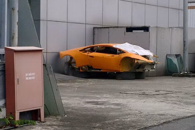 Sau tại nạn đáng giếc, những hình ảnh về một chiếc siêu xe Huracan nằm "trơ khung" ngoài trời tại địa điểm được cho là sân xưởng sửa chữa chính hãng Lamborghini đầu tiên và duy nhất ở Hà Nội để chờ sửa chữa cũng được lan truyền một cách chóng mặt trên mạng xã hội.