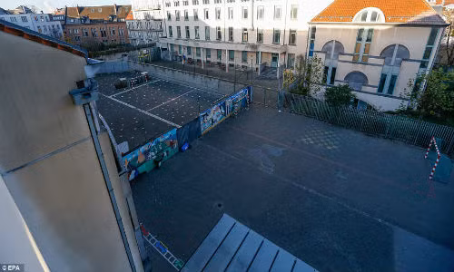 Duong pho Brussels vang tanh trong chien dich truy quet khung bo-Hinh-10
