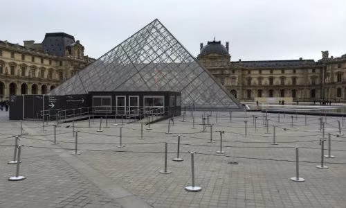 Lối vào bảo tàng Louvre không một bóng người. Sau vụ tấn không liên hoàn ở Paris tối 13/11, giới chức Pháp đã cho đóng cửa bảo tàng này để đảm bảo an ninh.