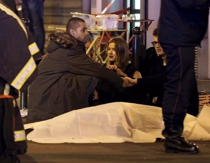 Thi thể một nạn nhân bên ngoài một nhà hàng ở Paris, sau hàng loạt vụ tấn công đẫm máu đêm 13/11.