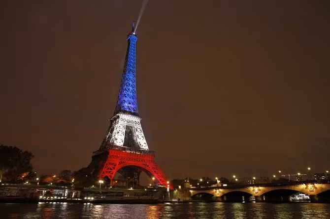 Tháp Eiffel được thắp sáng ba màu xanh, trắng, đỏ ngày 16/11.
