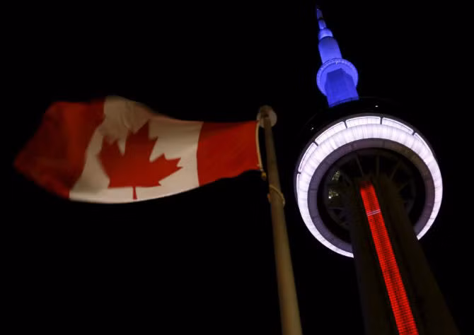 Tòa tháp CN Tower ở Toronto, Canada cũng nhuộm ba màu xanh, trắng và đỏ.