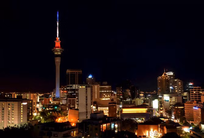 Tháp Sky Tower ở Aukland, New Zealand rực sáng ba màu quốc kỳ của nước Pháp.