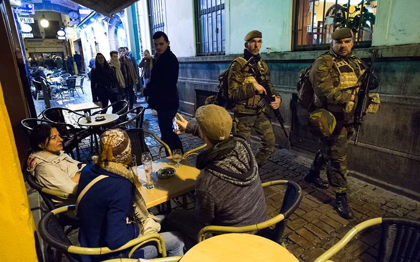 Binh sĩ tuần tra khắp thành phố Brussels.