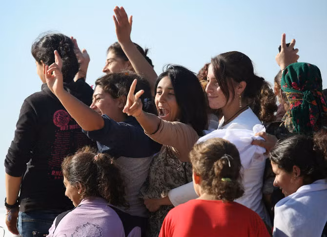 Những người tị nạn Yazidi đang sống trong khu trại tị nạn tại Syria vui mừng khi biết tin quê nhà được giải phóng.
